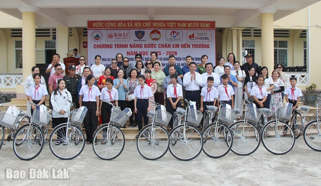 Các nhà tài trợ tặng xe đạp cho học sinh.