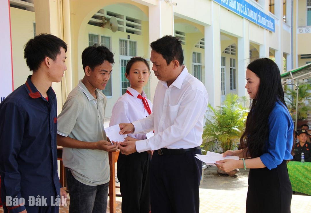Bí thư Đảng ủy, Chủ tịch HĐND xã Tây Hòa Phan Xuân Hạnh tặng quà cho học sinh nhân dịp bước vào năm học mới.