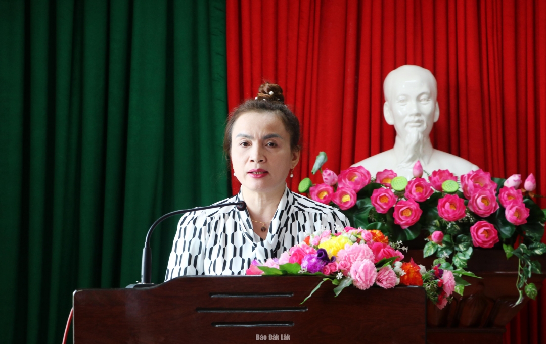 Phó Trưởng Ban Tổ chức Đảng ủy Các cơ quan Đảng tỉnh Lê Thị Xuân Hương tham gia ý kiến tại hội nghị. Ảnh: Thanh Xuân