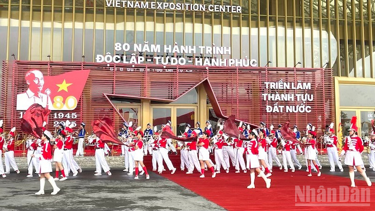Tổng duyệt các tiết mục văn nghệ.