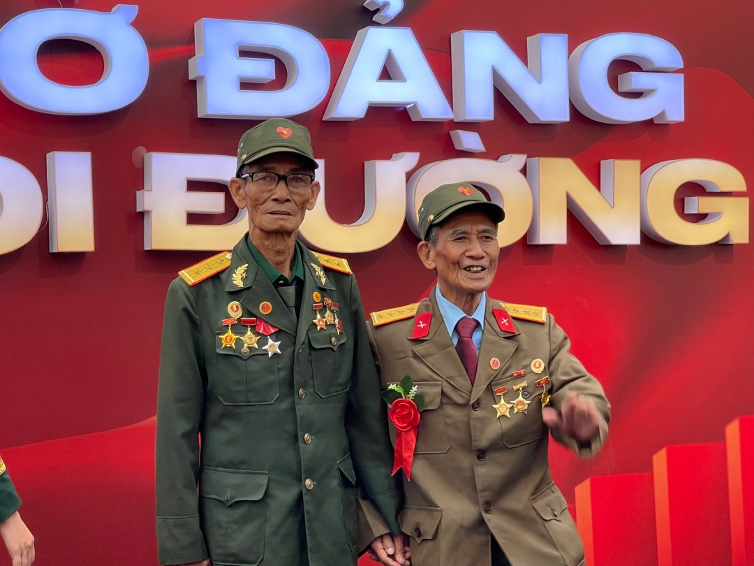Ông Lưu Xuân Lại (bên trái) cùng đồng đội đến xem triển lãm.