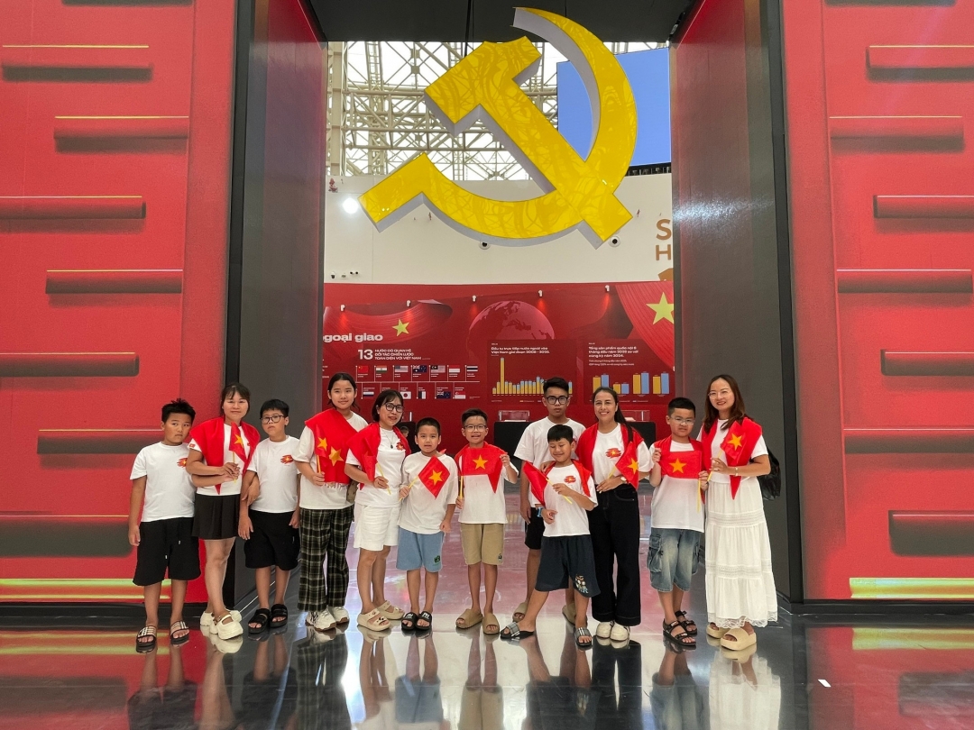 Nhóm gia đình từ các tỉnh lân cận về Hà Nội, vun đắp thêm tình yêu quê hương và lòng biết ơn cho các con sinh năm 2015.