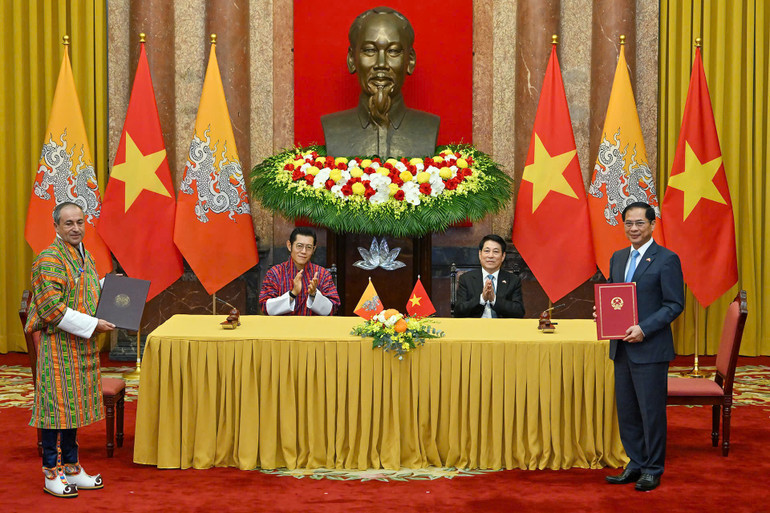 Chủ tịch nước Lương Cường và Quốc vương Bhutan chứng kiến lễ ký văn kiện hợp tác. Ảnh: THỦY NGUYÊN