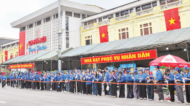 Lực lượng thanh niên tình nguyện tham gia hỗ trợ người dân và lực lượng chức năng thực hiện nhiệm vụ. Ảnh: Báo Nhân Dân