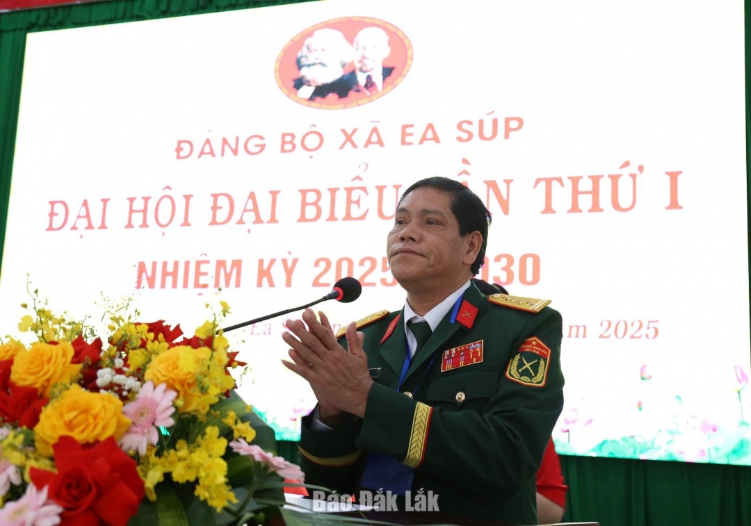 đồng chí Niê Ta, Ủy viên Ban thường vụ Tỉnh ủy, Chỉ huy trưởng Bộ chỉ huy Quân sự tỉnh phát biểu chỉ đạo đại hội