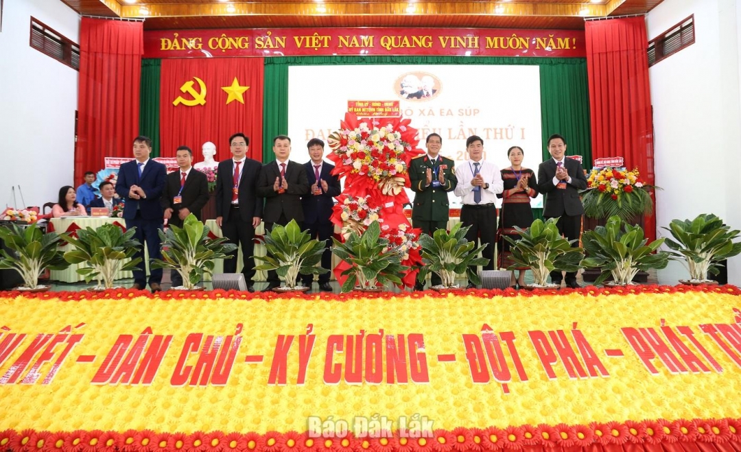 Các đại biểu tỉnh tặng hoa chúc mừng đại hội