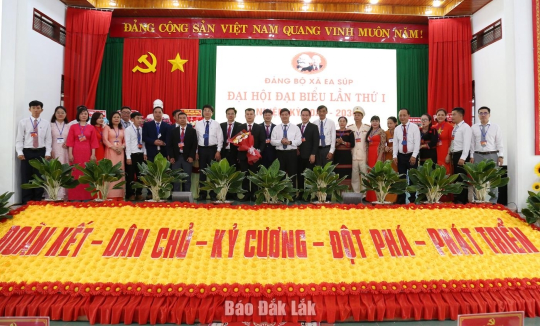 Ban chấp hành Đảng bộ xã Ea Súp nhiệm kỳ 2025 - 2030 ra mắt đại hội