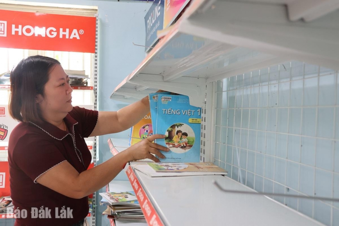 Cán bộ thư viện Trường Tiểu học Y Jút, xã Buôn Đôn soạn sửa sách vở phục vụ học sinh năm học mới 2025 - 2026.