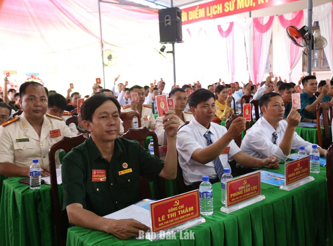 Đại biểu biểu quyết các chỉ tiêu