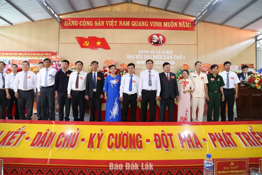 Ban chấp hành Đảng bộ xã Ia Rvê nhiệm kỳ 2025 -2030 ra mắt đại hội