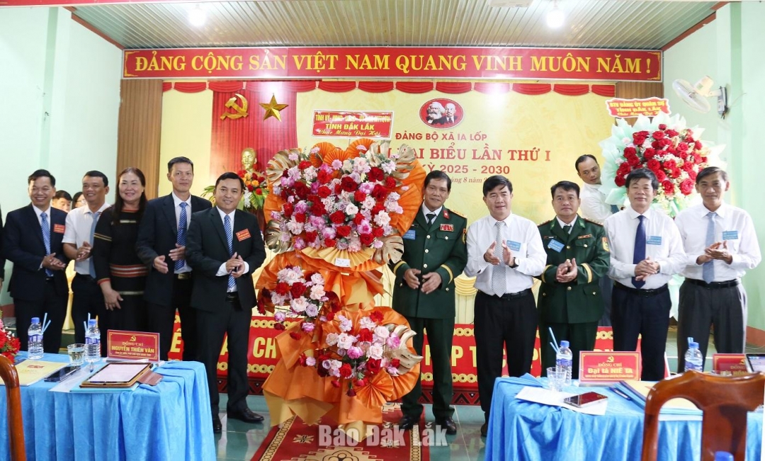 Đoàn công tác của tỉnh chúc mừng đại hội