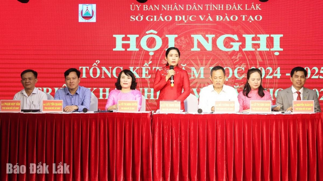 Tỉnh ủy viên, Giám đốc Sở Giáo dục và Đào tạo Lê Thị Thanh Xuân quán triệt việc thực hiện nhiệm vụ năm học tại hội nghị.