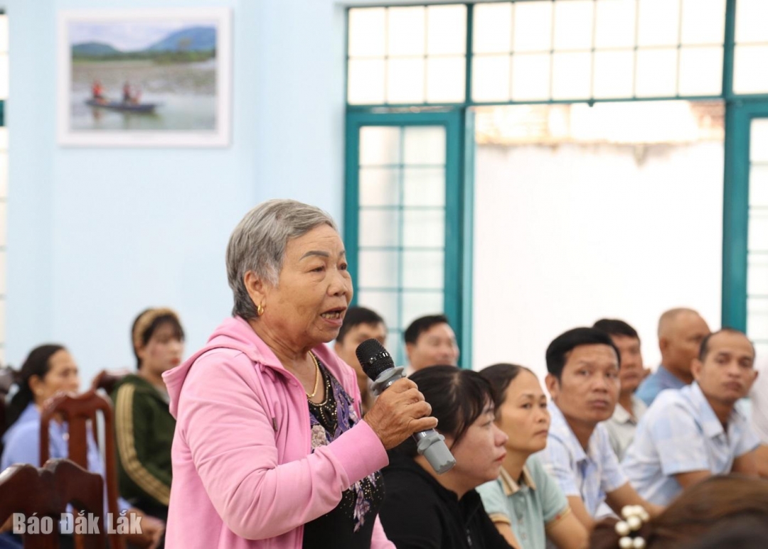 Cử tri nêu ý kiến tại hội nghị