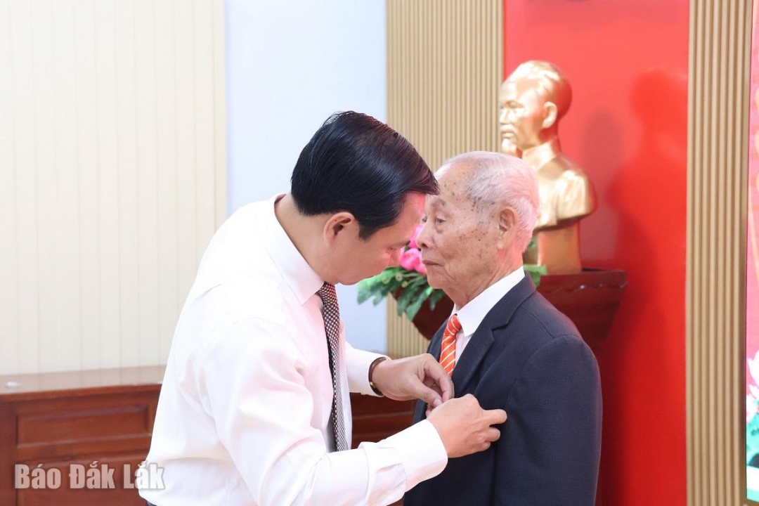 Bí thư Đảng ủy, Chủ tịch HĐND xã Hòa Phú Phạm Tiến Hưng đảng viên Phạm Xuân Cần 60 tuổi Đảng.