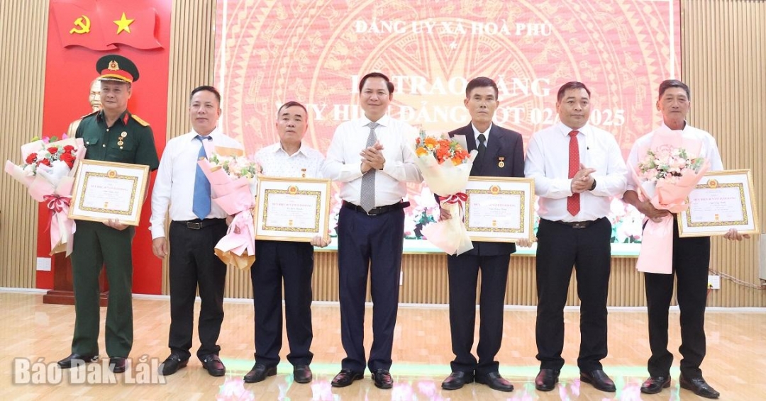 Các đảng viên vinh dự nhận Huy hiệu 40 năm tuổi Đảng.