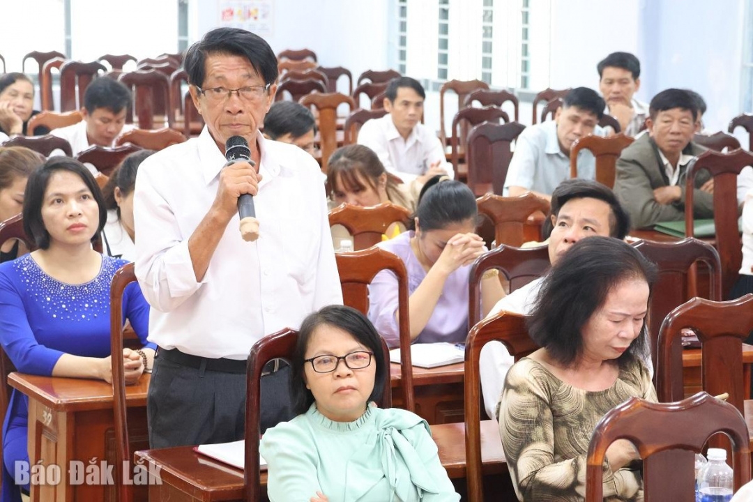 Đại biểu trình  bày ý kiến góp ý tại hội nghị.