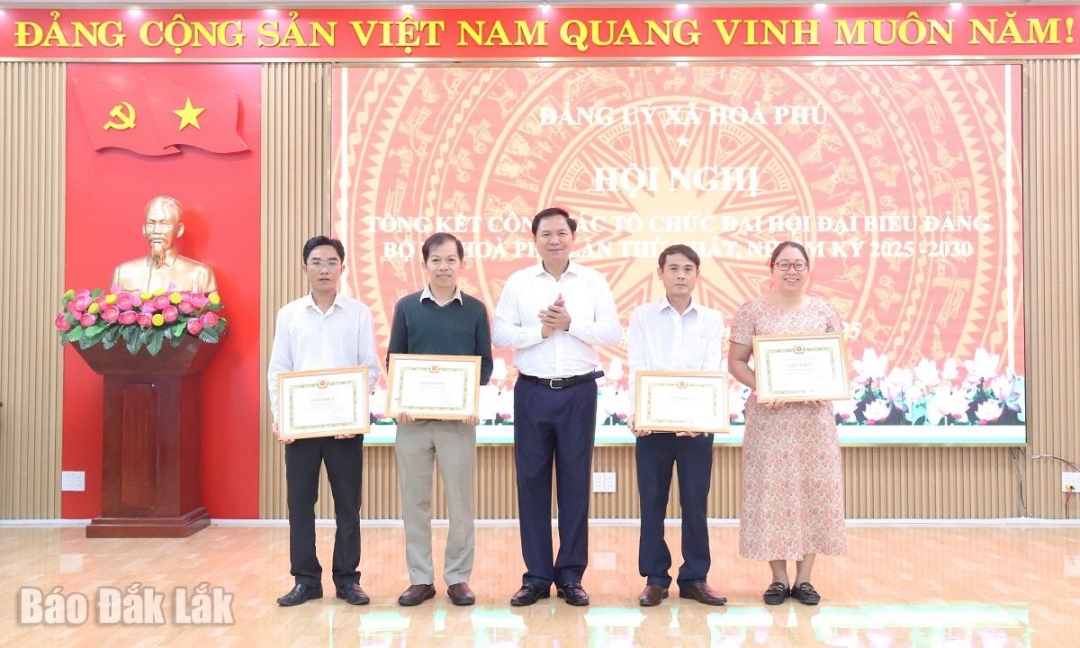 Đại diện các tập thể nhận giấy