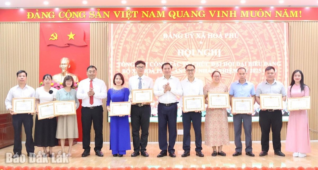 Các cá nhân nhận khen thưởng tại hội nghị.