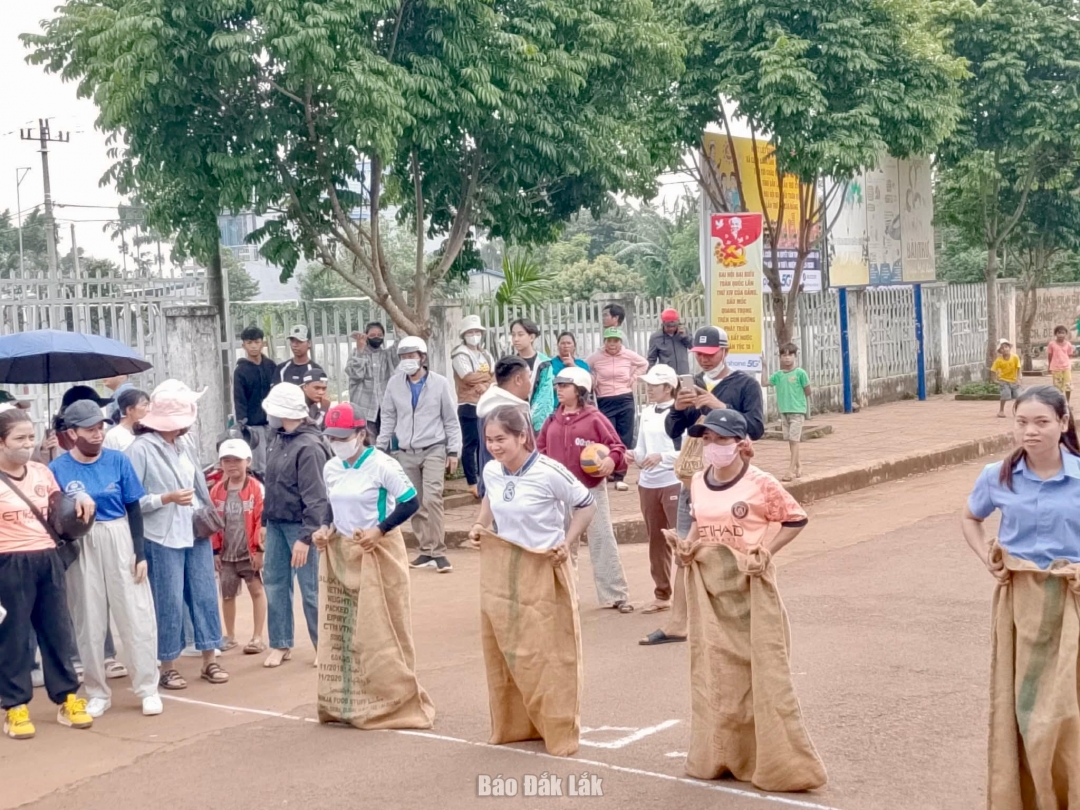 Vận động viên thi đấu nội dung nhảy bao bố nữ.