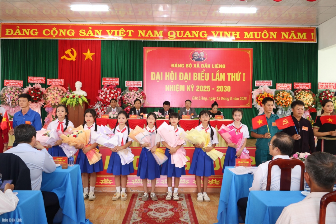 Đoàn đại biểu nhân dân các dân tộc và các cháu thiếu nhi chúc mừng Đại hội.