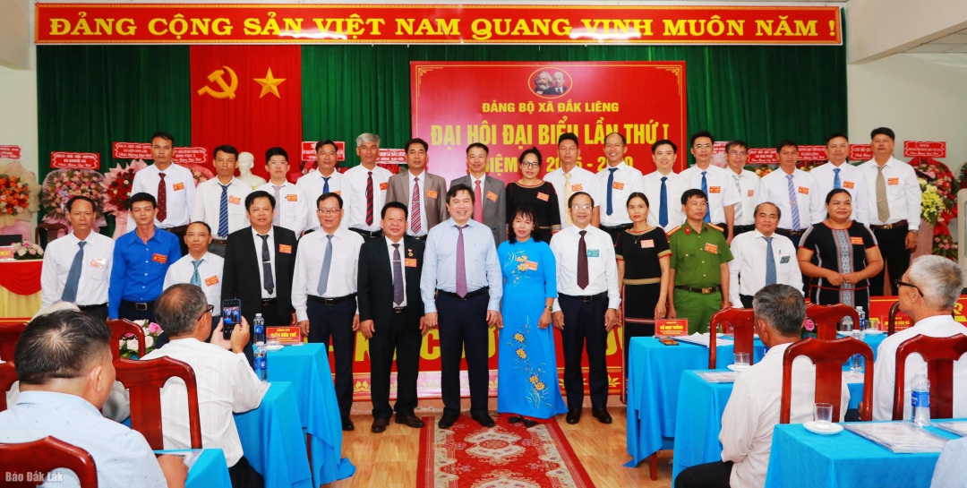 Ban Chấp hành Đảng bộ xã Đắk Liêng khóa I, nhiệm kỳ 2025 - 2030 ra mắt và nhận nhiệm vụ.