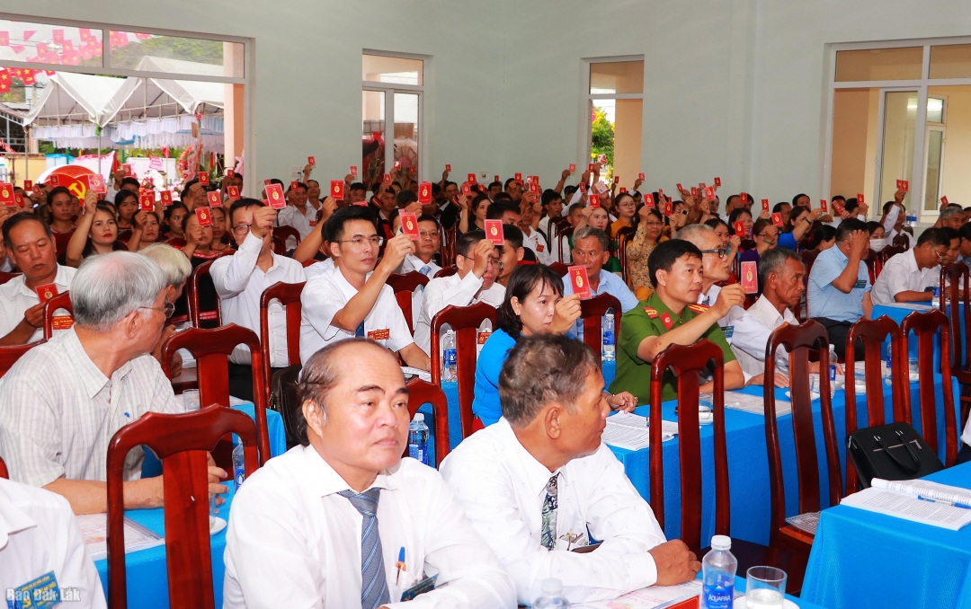Các đại biểu cho ý kiến thông qua dự thảo Nghị quyết Đại hội.