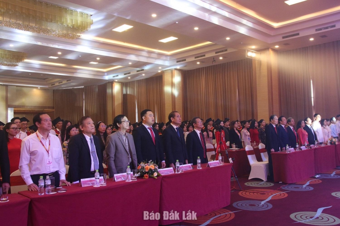 Đại biểu tham dự buổi lễ.