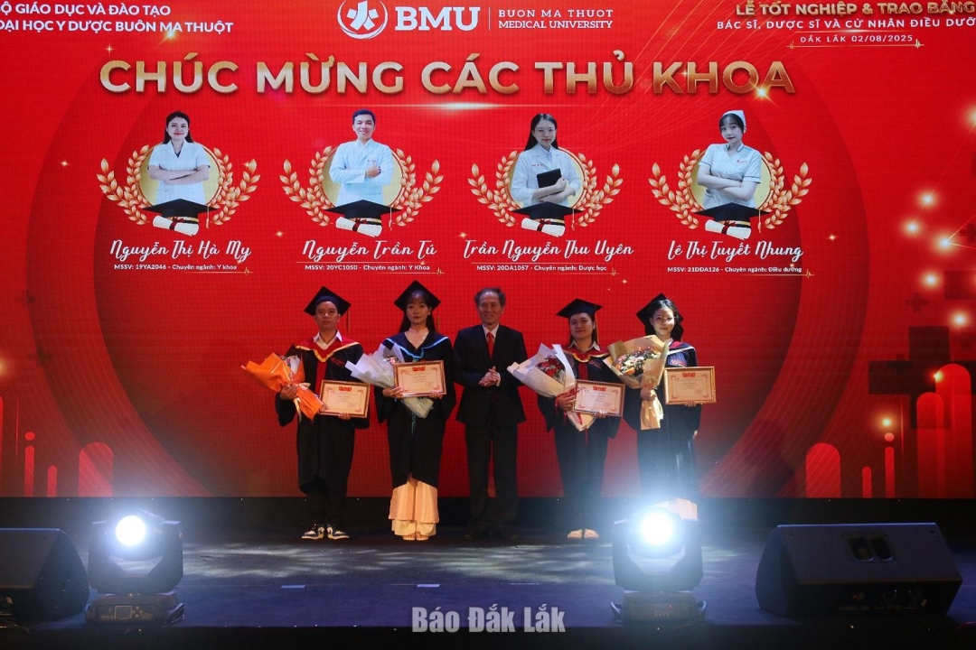 GS. TS, Bác sĩ cao cấp Cao Tiến Đức, trao bằng tốt nghiệp cho sinh viên nhà trường.