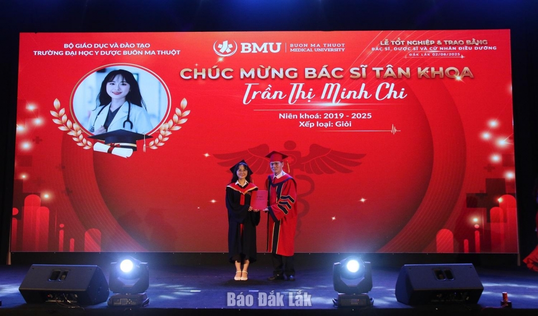 GS.TS, Bác sĩ cao cấp Cao Tiến Đức, Hiệu trưởng Trường Đại học Y Dược Buôn Ma Thuột trao bằng tốt nghiệp cho sinh viên nhà trường.