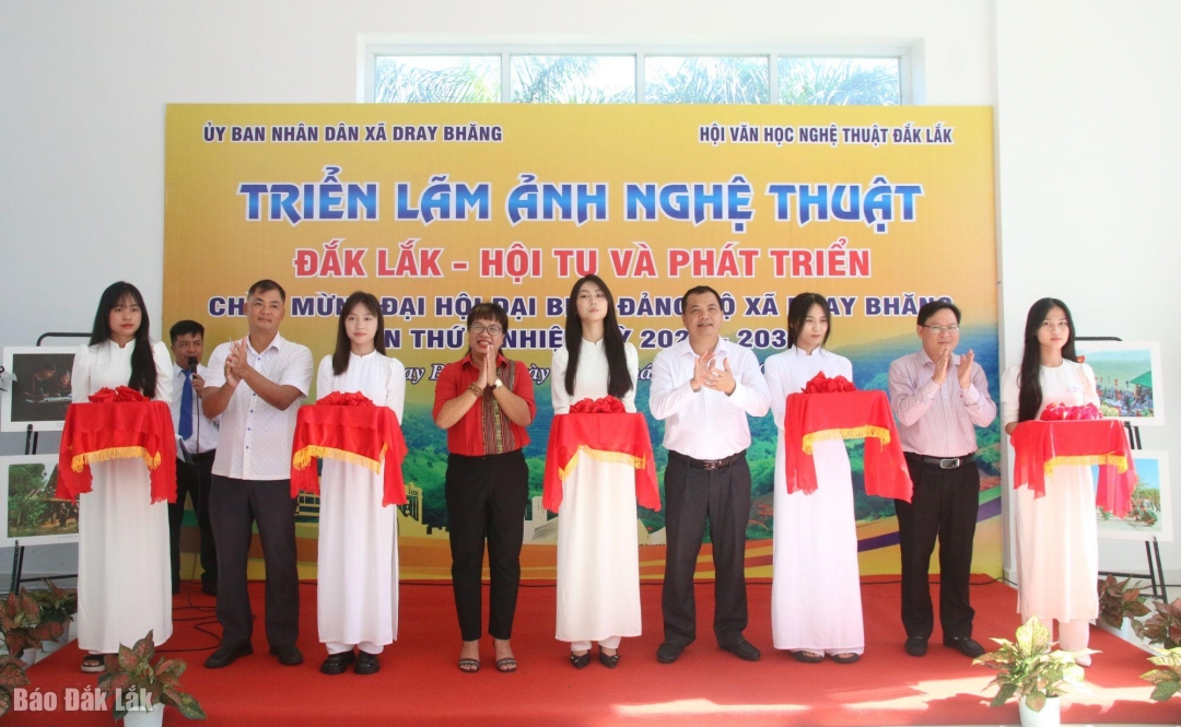 Ban tổ chức cắt băng khai mạc triển lãm ảnh.