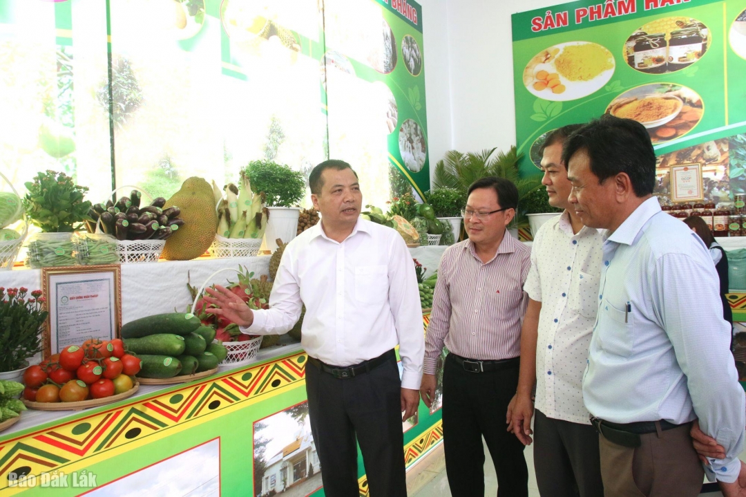 
Các sản vật địa phương được trưng bày phục vụ đại biểu, du khách tới tham quan.