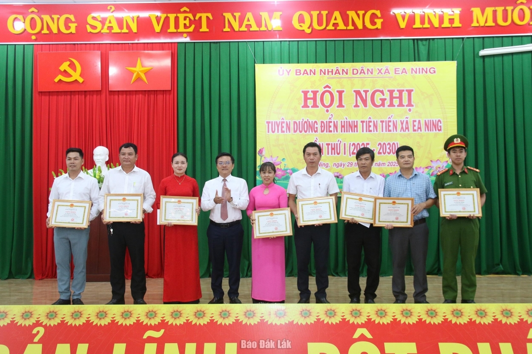 Phó Bí thư thường trực Đảng ủy xã Ea Ning Đoàn Trung Việt tặng giấy khen cho các cá nhân có thành tích xuất sắc trong phong trào thi đua yêu nước.