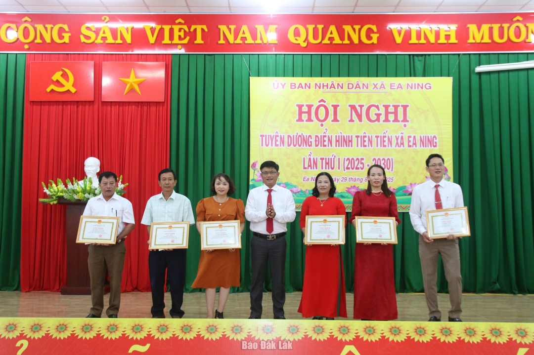 Chủ tịch UBND xã Ea Ning Chu Thanh Tấn trao giấy khen cho các cá nhân có thành tích xuất sắc trong phong trào thi đua yêu nước.
