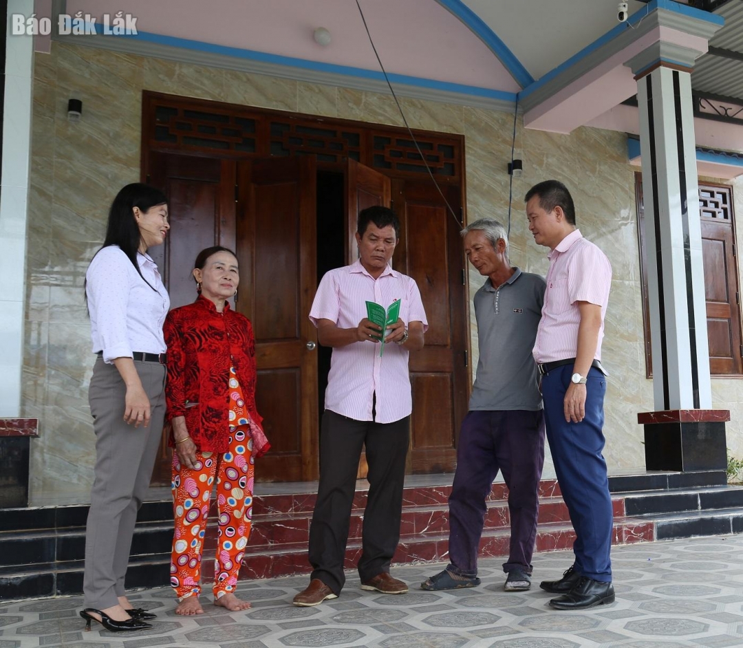 Phòng giao dịch Ngân hàng Chính sách xã hội Ea Súp kiểm tra tình hình sử dụng vốn của hộ vay