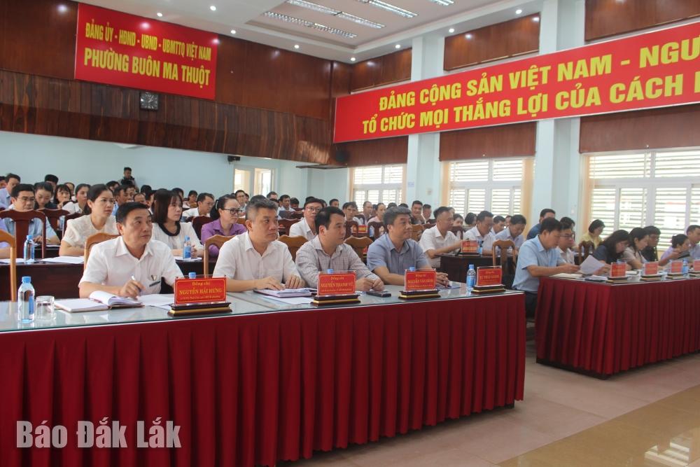 Quang cảnh buổi làm việc.