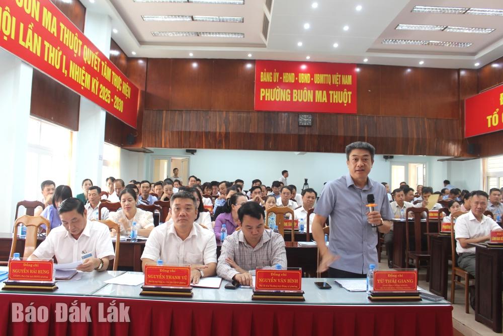 Bí thư Đảng ủy, Chủ tịch HĐND phường Buôn Ma Thuột Từ Thái Giang nêu đề xuất, kiến nghị tại buổi làm việc.