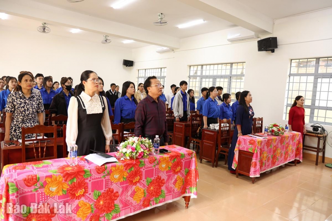 Đại biểu và học viên thực hiện nghi thức chào cờ tại Lễ khai mạc.