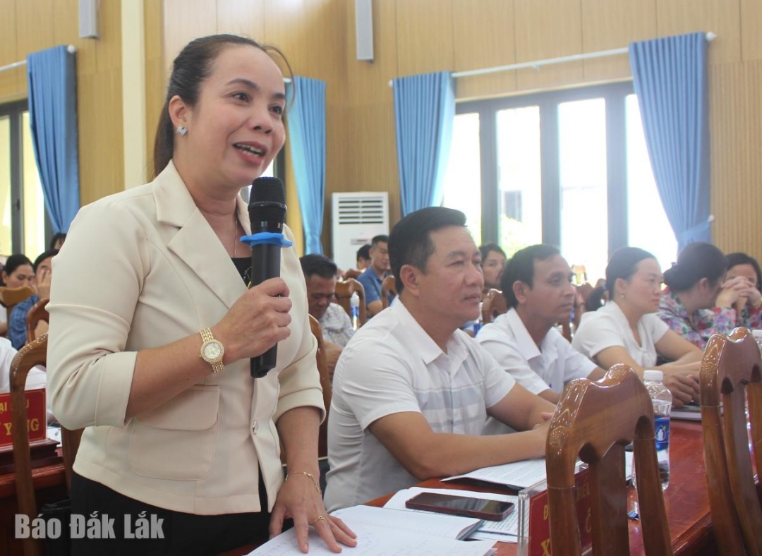 Bí thư Đảng ủy, Chủ tịch HĐND xã Ea Ô HNan Byă nêu đề xuất, kiến nghị tại buổi làm việc