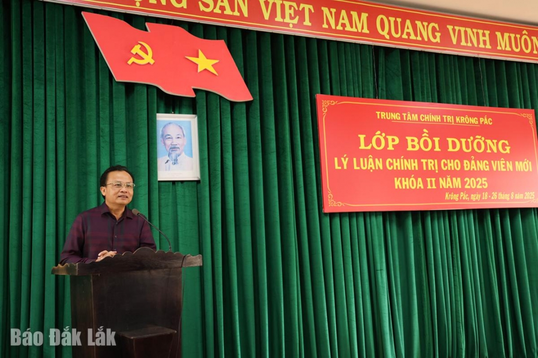 Bí thư Đảng ủy, Chủ tịch HĐND xã Krông Pắc Trần Quốc Vĩnh phát biểu tại lễ khai giảng.