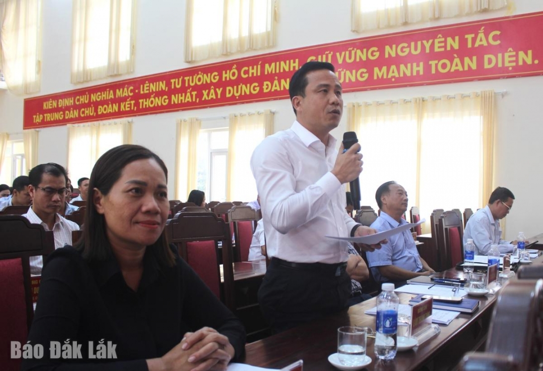 Bí thư Đảng ủy, Chủ tịch HĐND xã Hòa Sơn Lâm Thanh Tùng nêu kiến nghị tại buổi làm việc.