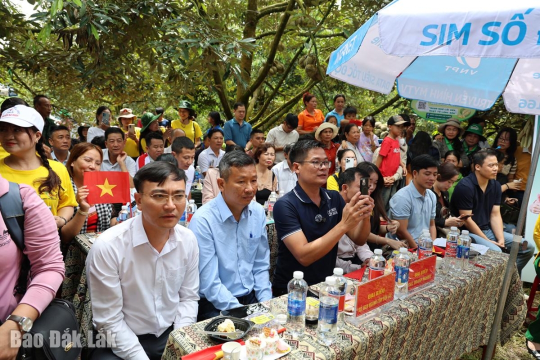 Đại biểu và người dân cùng theo dõi chương trình livestream.