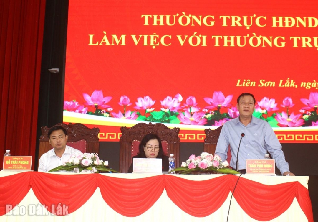 Phó Chủ tịch Thường trực HĐND tỉnh Trần Phú Hùng lưu ý một số nội dung trong hoạt động của HĐND cấp xã.