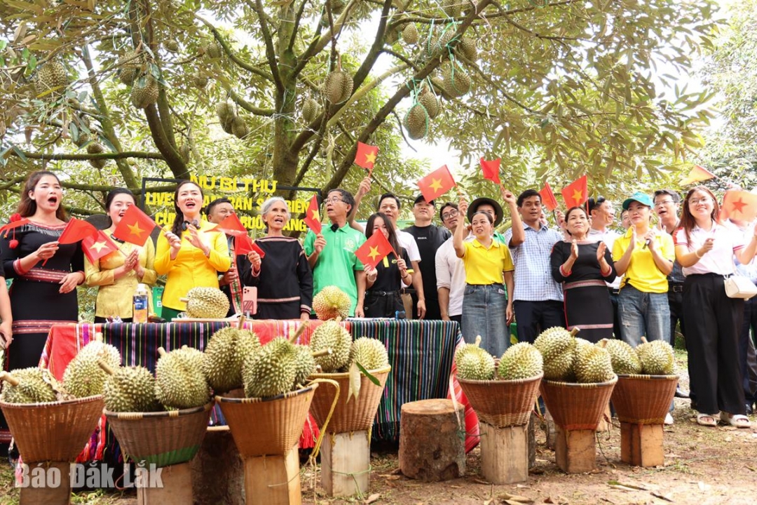 Đại biểu tham dự phiên livestream cùng hát vang bài hát Như có Bác trong ngày đại thắng và gửi lời chào khán giả theo dõi livestream sáng 24/8.