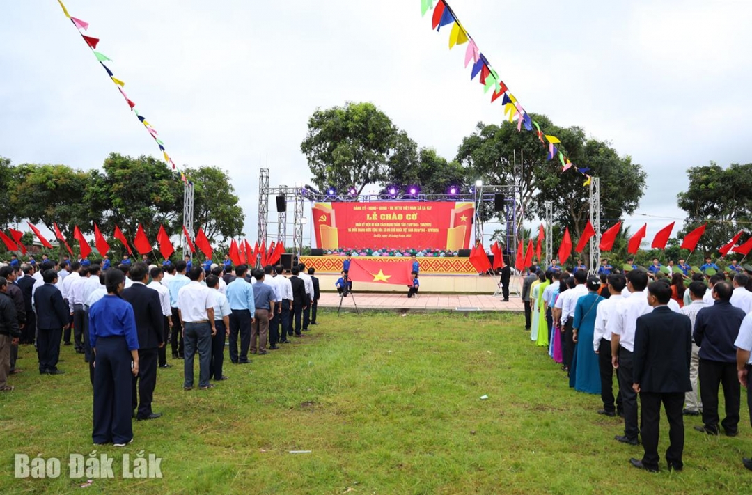 Cán bộ, đảng viên và đoàn viên, thanh niên xã Ea Kly tham gia Lễ chào cờ Kỷ niệm 80 năm Cách mạng tháng Tám và Quốc khánh 2/9.