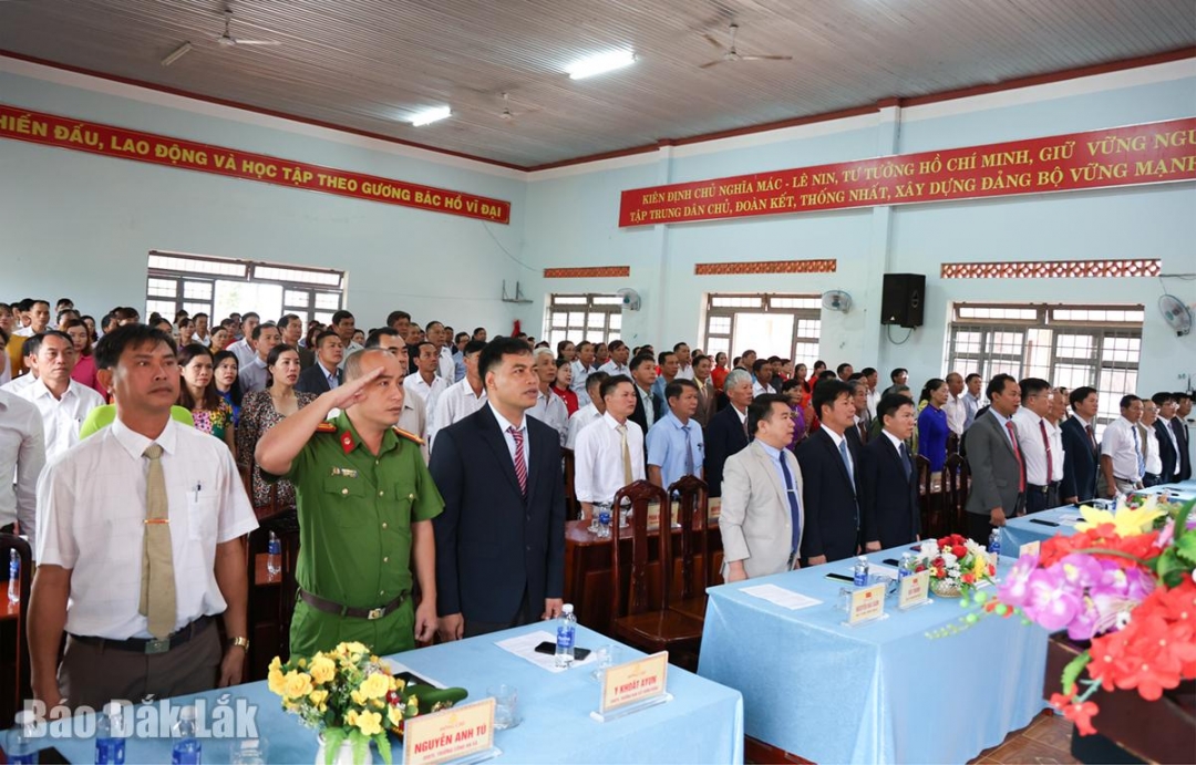Đại biểu chào cờ trong chương trình sinh hoạt chính trị.