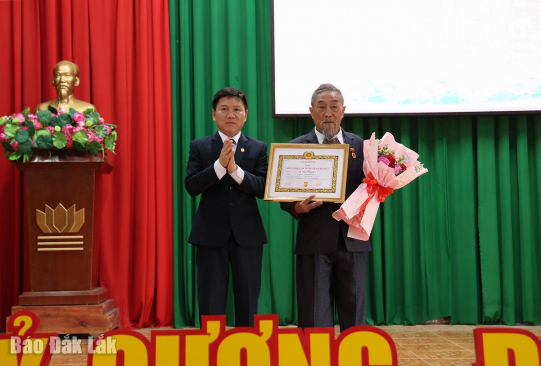 Bí thư Đảng ủy xã Ea Kly Nguyễn Văn Hoan trao Huy hiệu 50 năm tuổi Đảng cho đảng viên Lê Văn Chỉnh (thuộc Chi bộ thôn 7).