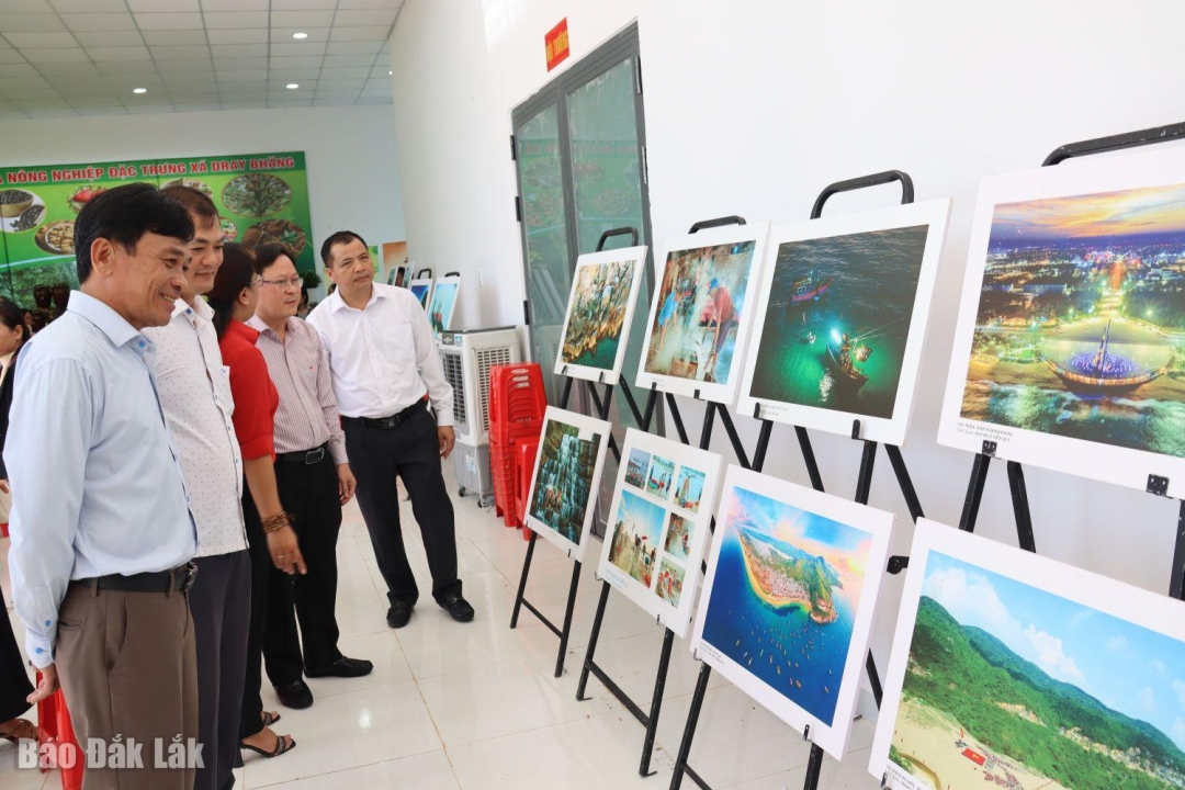 Đại biểu thưởng thức các tác phẩm nhiếp ảnh đặc sắc tại triển lãm.