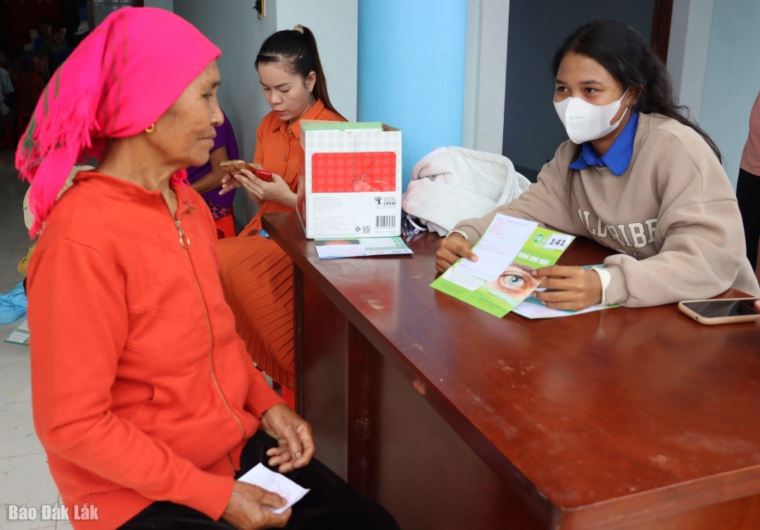 Đoàn viên thanh niên xã Ea Ly hướng dẫn người dân đăng ký khám mắt.