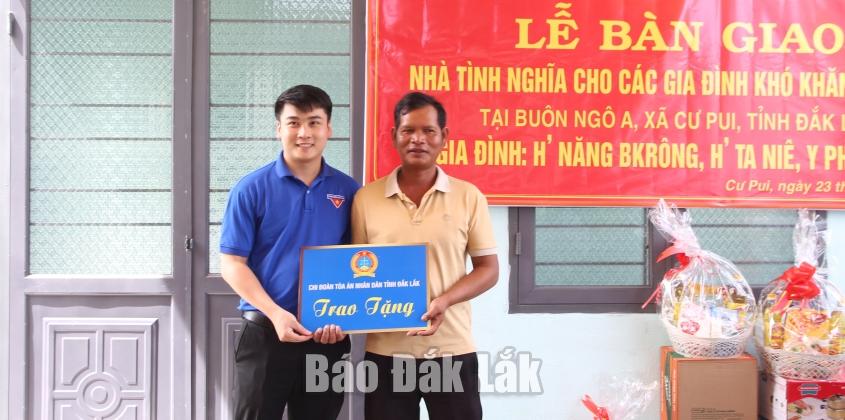 Đại diện Chi đoàn TAND tỉnh trao biểu trưng quà tặng các cháu thiếu nhi.