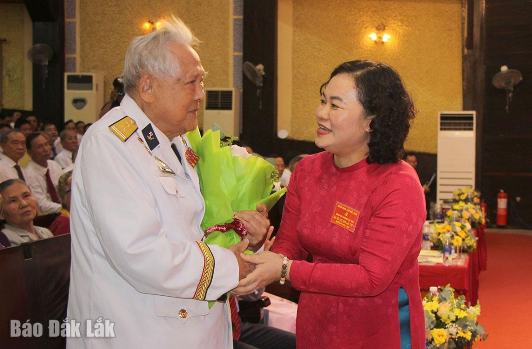 Ủy viên Ban Thường vụ Tỉnh ủy, Bí thư Đảng ủy, Chủ tịch HĐND phường Tuy Hòa Đào Bảo Minh tặng hoa tri ân Anh hùng lực lượng vũ trang Nhân dân Hồ Đắc Thạnh.